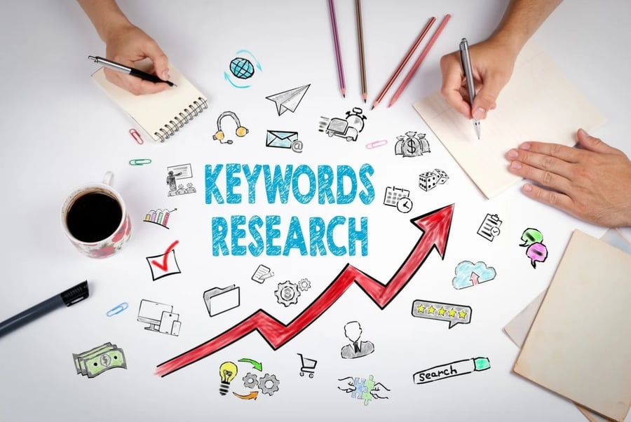 keyword research escrita sobre un papel, acompañada de gráfica roja que demuestra su influencia positiva en el posicionamiento SEO